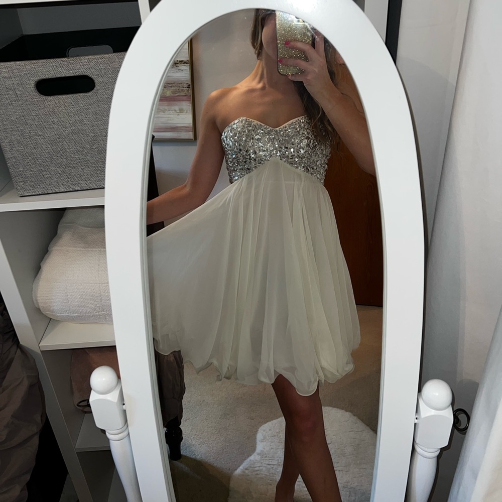 Breathtaking white silver sparkly homecoming dress size small 🤍